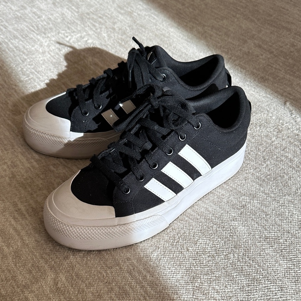 Women's black and white Nizza Platform Sneaker